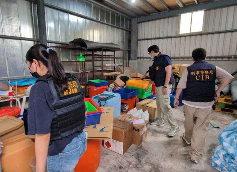 有不法毒品集團以鋼鐵製品名義，自中國進口一批約160公斤製毒化學品入境，警方破獲桃園市偏遠山區鐵皮屋製毒所。（民眾提供）中央社記者趙麗妍傳真　115年4月27日