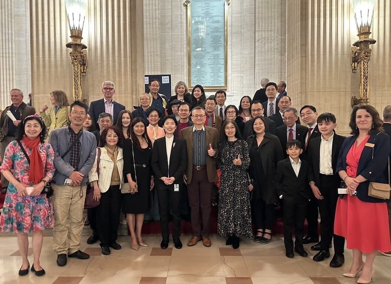 駐芝加哥辦事處長類延峰（前排中）、台籍指揮家林奇緣（前排左5）等，25日在芝加哥歌劇院舉行的「2026明日之星音樂會」合影。（駐芝加哥辦事處提供）中央社記者廖漢原紐約傳真　115年4月27日