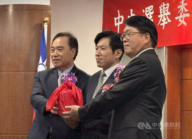 中央選舉委員會27日舉行代理主委吳容輝（左）、新任主委游盈隆（右）交接典禮，由行政院秘書長張惇涵（中）監交。中央社記者高華謙攝　115年4月27日