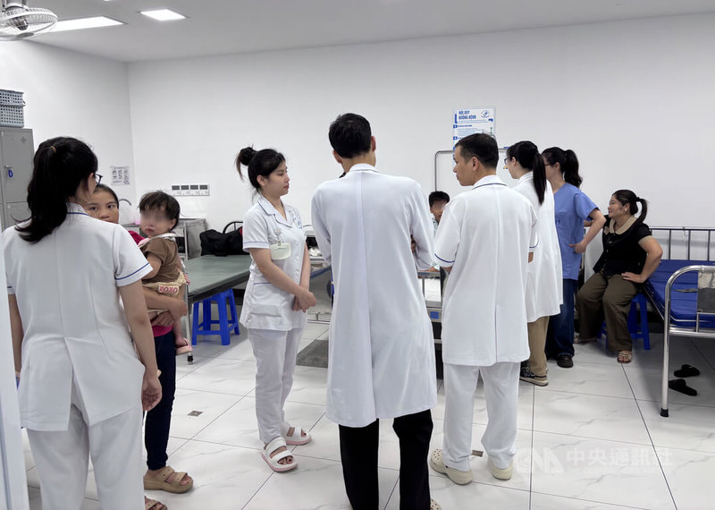 河內市立兒童醫院唇顎裂整合治療中心獲得台灣長庚醫院與羅慧夫顱顏基金會的協助，依照台灣醫療標準，醫生定時巡房時與病患交流。中央社記者曾婷瑄河內攝　115年4月27日