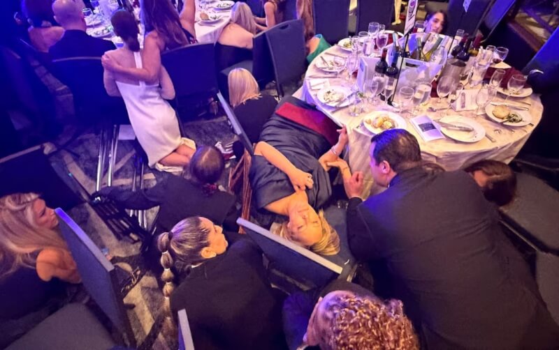 25日白宮記者協會年度晚宴爆發槍響，現場賓客尋找掩護。（路透社）