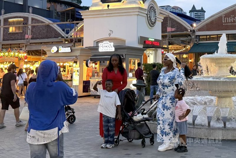 泰國是熱門的國際遊客旅遊目的地，當局為解決非法打工問題及提升旅遊品質，擬縮減免簽名單。圖為曼谷Asiatique河濱碼頭夜市。中央社記者李宗憲曼谷攝　115年4月27日