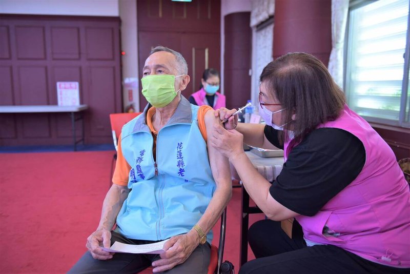 花蓮縣自5月4日起開放預約接種帶狀疱疹疫苗，凡設籍花蓮，且未接種過的50歲以上中低收、低收者及65歲以上患有慢性病長者，可免費接種2劑，5月8日起在各鄉鎮市衛生所施打。圖為往年為長者施打疫苗情形。（花蓮縣政府提供）中央社記者李先鳳傳真　115年4月27日