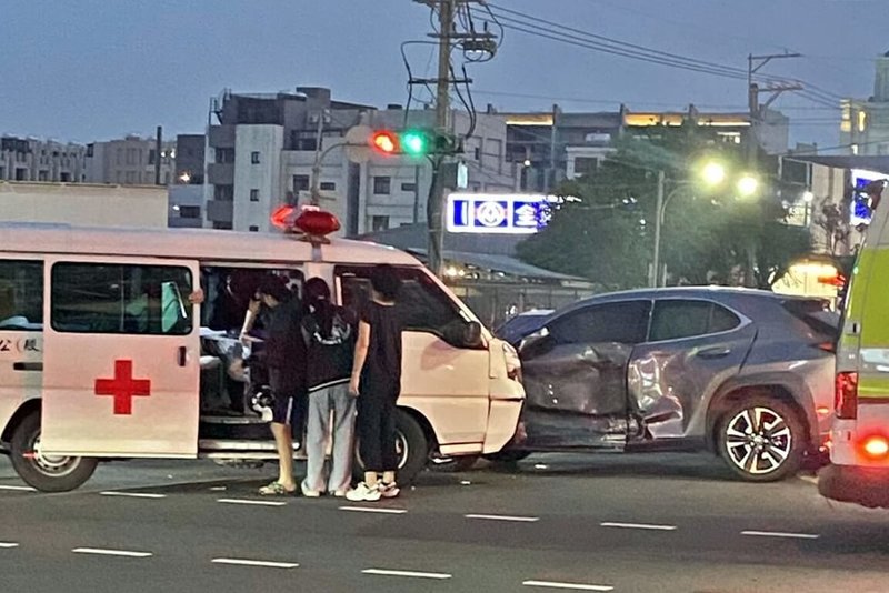 弘光科技大學2名護理系學生，日前在路上遇到救護車與小客車碰撞事故，及時上前提供協助。（民眾提供）中央社記者趙麗妍傳真　115年4月27日