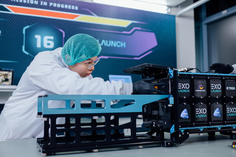 網通廠鐳洋科技27日宣布承接國家太空中心（TASA）新創追星立方衛星計畫所開發的第2顆8U物聯網立方衛星「黑鳶2號（Black Kite-2）」，於入軌後順利完成衛星與地面站通聯任務。（鐳洋提供）中央社記者潘智義傳真　115年4月27日