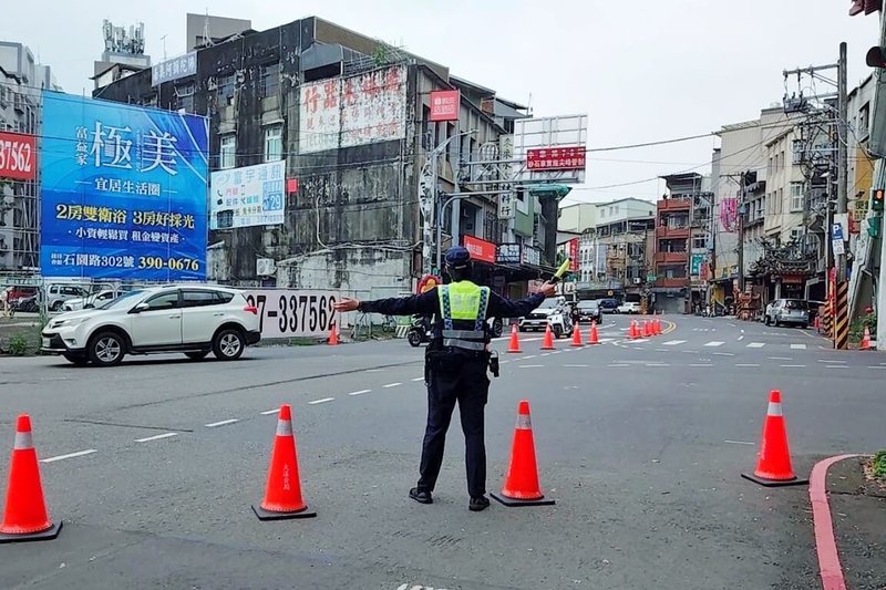 桃園市警察局大溪分局表示，勞動節連假預期將吸引大量遊客，國道3號大溪交流道匝道於5月1日至3日未實施高乘載管制，但老城區交通將進行管制，和平老街每天從上午9時至晚間6時劃設行人徒步區，並於康莊路與和平路五岔路口實施交管。（桃園市警局大溪分局提供）中央社記者吳睿騏桃園傳真　115年4月27日