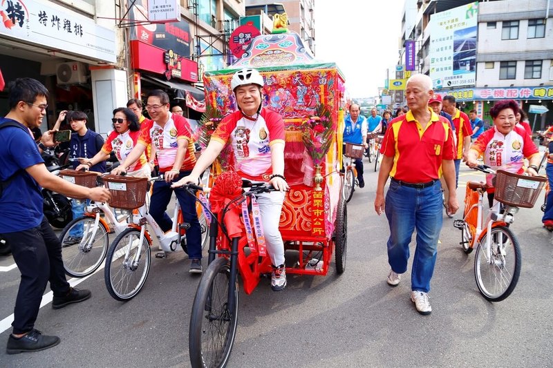 苗栗市公所27日舉辦2026鐵馬進香文化活動記者會，苗栗市長余文忠（前中）等為媽祖鑾駕揭幕並示範領騎市區道路，號召300名車友以2天1夜完成苗栗市天后宮往返北港朝天宮進香之旅。（苗栗市公所提供）中央社記者管瑞平傳真　115年4月27日