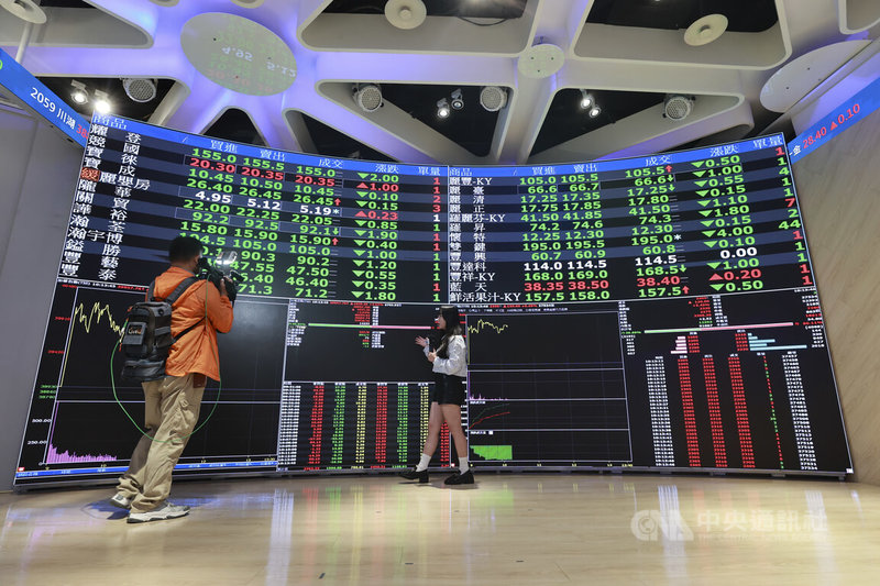 台北股市27日首度站上4萬點大關，盤中價量齊揚，最高觸40194.92點，飆漲1262.52點，不少記者在現場連線報導，見證台股歷史時刻。中央社記者鄭清元攝　115年4月27日