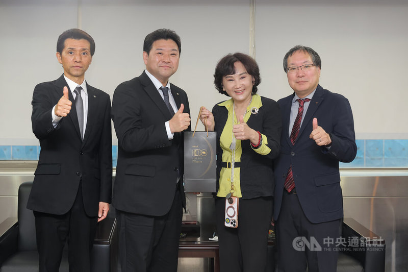 日本長崎縣平戶市長松尾有嗣（左2）27日下午率團拜會中央通訊社，與中央社長胡婉玲（右2）交流，會後胡婉玲致贈紀念酒，並與團隊合影留念。中央社記者翁睿坤攝　115年4月27日