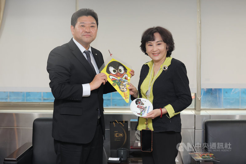 日本長崎縣平戶市長松尾有嗣（左）27日下午率團拜會中央通訊社，與中央社長胡婉玲（右）交流，會後松尾有嗣致贈「鬼洋蝶」平戶代表性紀念品。中央社記者翁睿坤攝　115年4月27日
