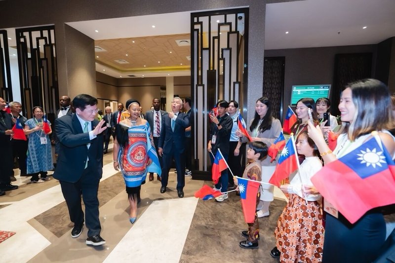 外交部長林佳龍以總統特使身分出訪史瓦帝尼，26日圓滿完成為期兩天的行程，在僑民歡送下，搭機返台。（外交部提供）中央社者楊堯茹傳真　115年4月27日