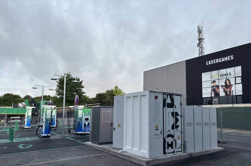 台泥27日表示，義大利子公司Atlante已與法國零售通路COOP Atlantique簽署合作協議，旗下至少30個大賣場結合水泥儲能櫃EnergyArk的充儲充電站，消費者賣場購物時，也能將「充電」轉化為購物過程的一環。（台泥提供）中央社記者何秀玲傳真　115年4月27日