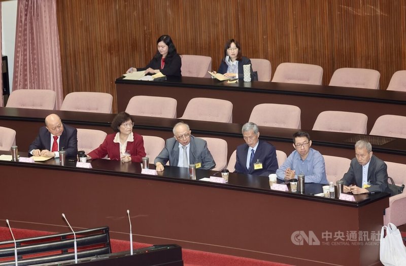 立法院27日召開「對總統提出彈劾案」全院委員會聽證會，東海大學法律系退休教授林騰鷂（前右起）、氣候先鋒者聯盟發起人楊家法、台大政治系退休教授黃錦堂、台灣公共政策學會理事長紀俊臣、開南大學法律系兼任副教授仉桂美、新黨副主席李勝峰受邀與會。中央社記者張皓安攝　115年4月27日