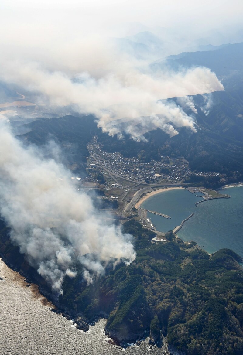 日本岩手縣大槌町24日山林大火空拍畫面。（共同社）