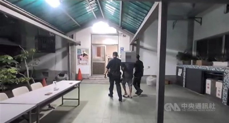 張姓男子（中）與林姓男子疑有毒品買賣糾紛，雙方26日在台中地方法院附近談判，張男朝林男腹部開槍後徒步逃逸。警方循線到張男住處將其逮捕送辦。（翻攝照片）中央社記者蘇木春傳真