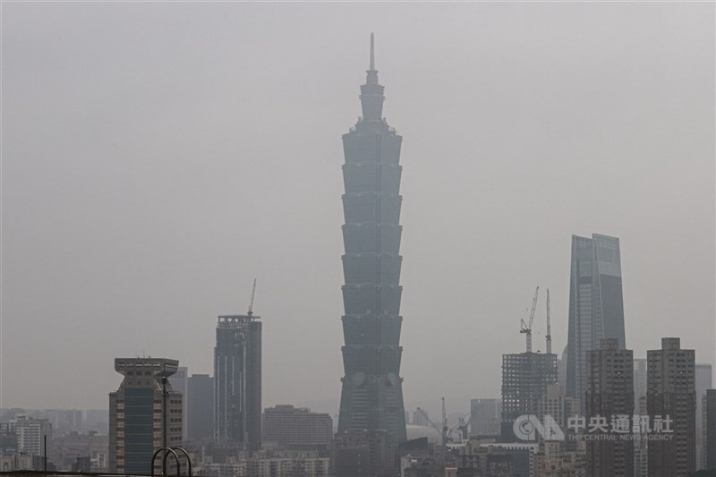 圖為台北空氣品質亮紅燈。（中央社檔案照片）