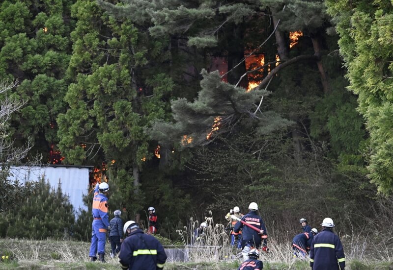 消防員26日下午在住宅區附近滅火。（共同社）
