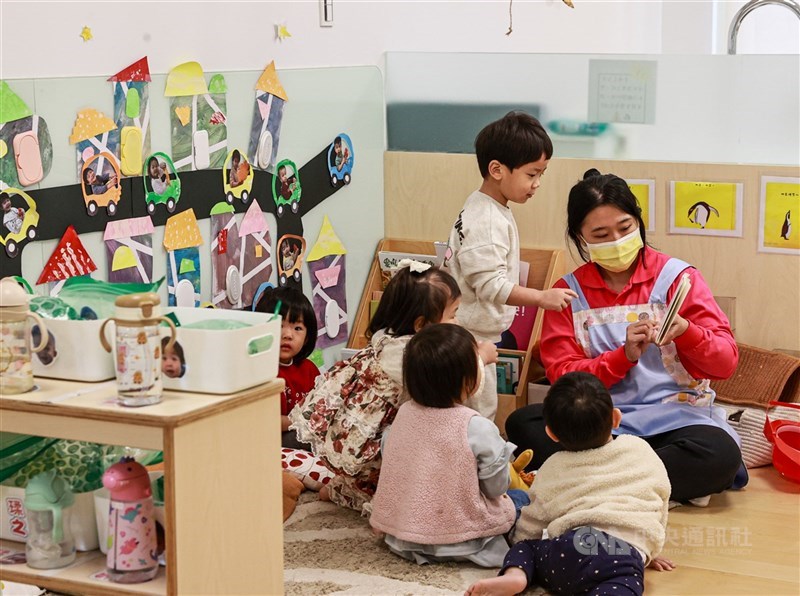圖為公托中心照護幼兒。（中央社檔案照片）