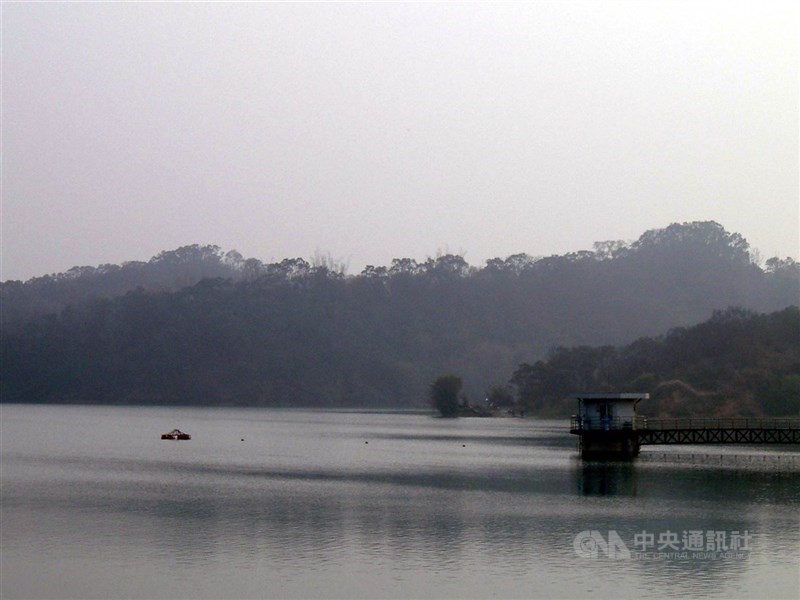 經濟部水利署表示，寶山及寶二水庫蓄水率回升至近7成，新竹地區水情由「減壓供水」黃燈調整為「水情提醒」綠燈。圖為新竹縣寶山水庫。（中央社檔案照片）