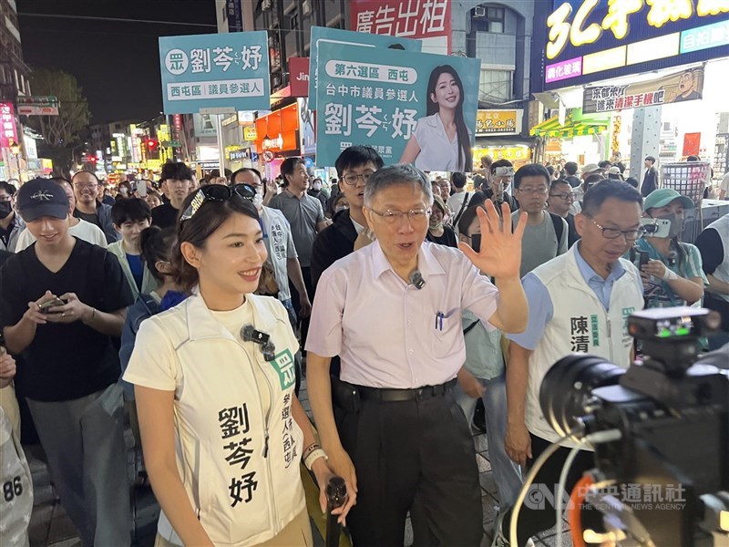 台灣民眾黨創黨主席柯文哲（前中）17日晚間到台中逢甲夜市掃街拜票。（中央社檔案照片）