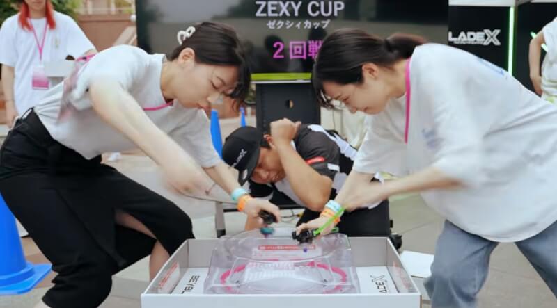 對戰玩具「戰鬥陀螺」爆紅，只要一張桌子就能開打。（圖取自youtube.com/@BEYBLADEOfficialYouTube）