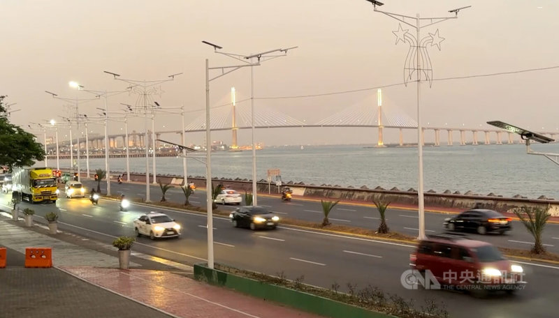 充沛的師資供應，相對低廉的學費與生活成本，為宿霧奠定英語遊學重鎮的地位。圖為宿霧市新興濱海區。中央社記者林行健宿霧市攝　115年4月27日