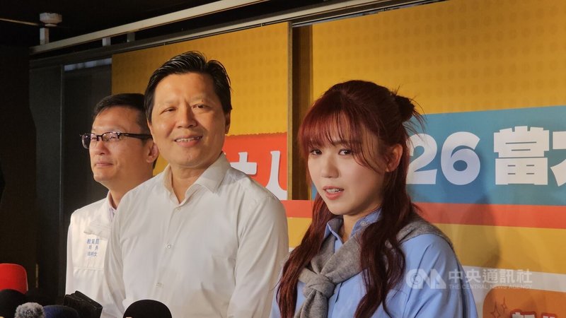 「2026當大人高校祭在新北系列活動」啟動記者會27日上午舉行，特別邀請「畢業歌女神」許維芳（右）演唱歌曲；新北市副市長朱惕之（中）表示，今年以「超能」為主題，真正的「超能力」，就是相信自己、勇敢做自己擅長的事。中央社記者王鴻國攝　115年4月27日