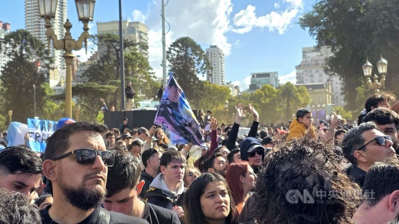 布宜諾斯艾利斯Palermo26日湧入大批民眾，主辦單位表示現場參與人數逾60萬人，觀看一級方程式（Formula 1）賽車街頭展演活動。中央社記者黃韻如布宜諾斯艾利斯攝　115年4月27日
