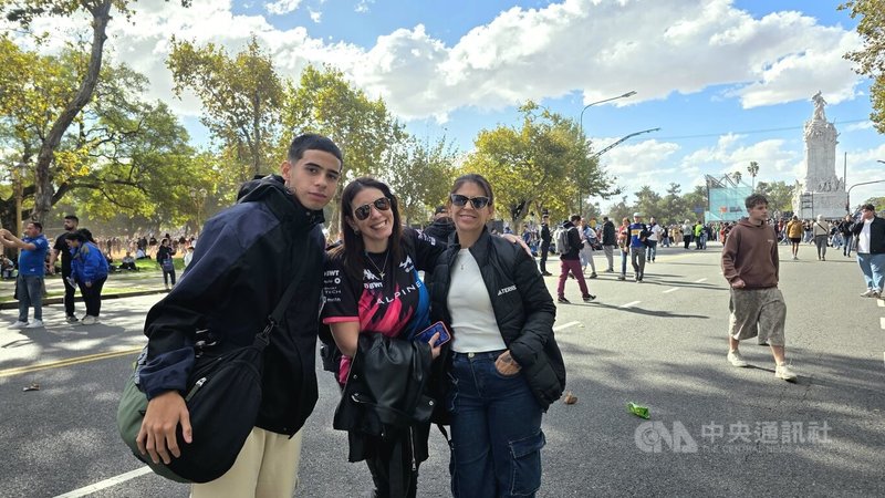 來自科爾多瓦省（Cordoba）的車迷辛提亞（Cintia）與家人連夜搭車至首都布宜諾斯艾利斯，觀賞F1賽車道路展示活動。中央社記者黃韻如布宜諾斯艾利斯攝　115年4月27日