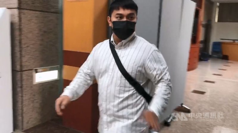 歌手邱軍（圖）酒駕撞死計程車司機李姓男子遭起訴，基隆地方法院27日上午10時開庭，休庭時，記者詢問坦承犯行，是否想請求法官輕判，邱軍說「沒有」。中央社記者王朝鈺攝　115年4月27日