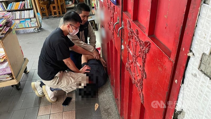 新北市警方27日發現1名男子形跡可疑，要上前盤查時，男子翻牆竄入新北市議會園區後逃逸。警方下午循線逮捕，經查證身分為越南籍失聯移工。（翻攝照片）中央社記者王鴻國攝　115年4月27日