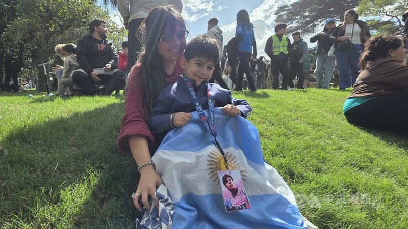 布宜諾斯艾利斯省民眾清晨天剛亮即帶著孩子來到現場排隊，與孩子親自體驗F1賽車的魅力。中央社記者黃韻如布宜諾斯艾利斯攝　115年4月27日