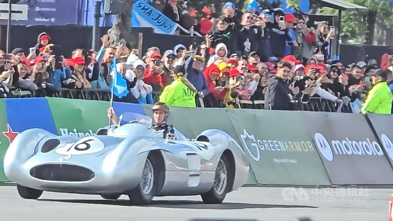 阿根廷車手科拉平托（Franco Colapinto）駕駛曾由阿根廷五屆世界冠軍方吉歐（Juan Manuel Fangio）奪冠的Mercedes-Benz W196復刻賽車，行經布宜諾艾利斯巴勒摩區（Palermo）街道，手持國旗向觀眾致意。中央社記者黃韻如布宜諾斯艾利斯攝　115年4月27日