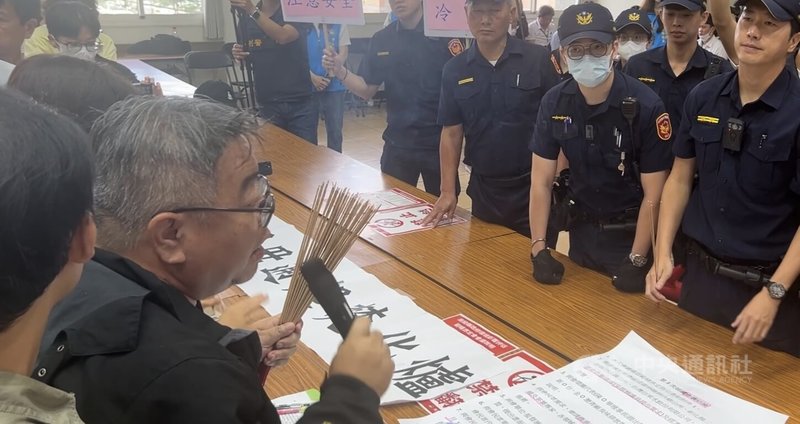 南投縣政府27日召開名間鄉垃圾焚化爐二階環評範疇界定會議，會中反焚化爐自救會及環團成員質疑縣府故意選在名間濁水媽遶境活動時開會，於是在場內點香要求向媽祖道歉。中央社記者吳哲豪南投攝　115年4月27日