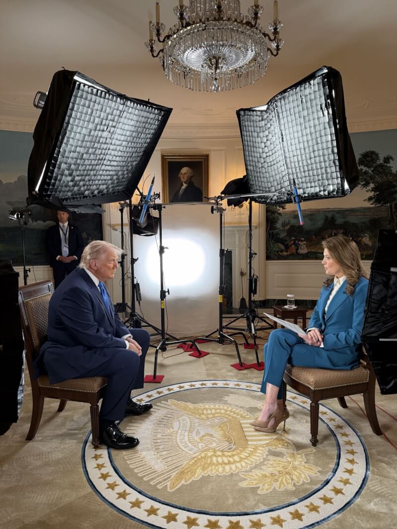 美國總統川普26日接受哥倫比亞廣播公司（CBS）節目「60分鐘」專訪。（圖取自x.com/StevenCheung47）