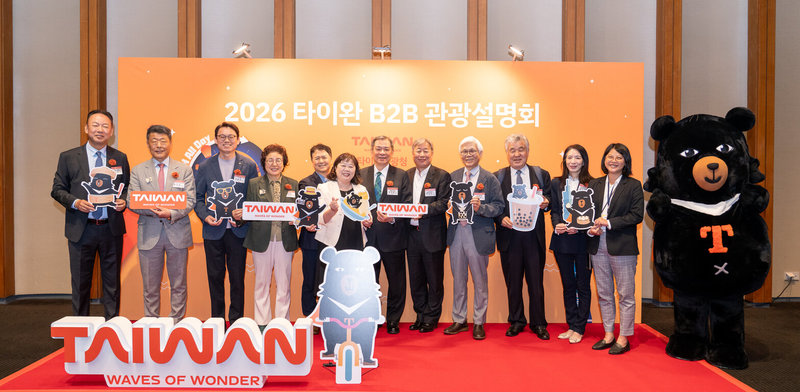 台灣交通部觀光署27日在首爾新羅酒店舉辦觀光B2B推廣會，為韓國業者帶來最新台灣旅遊資訊，駐韓代表丘高偉（右6）表示，隨著雙邊交流頻繁，觀光已成為台韓人民認識彼此、增進情誼的重要橋樑。（觀光署首爾辦事處提供）中央社記者楊啟芳傳真　115年4月27日