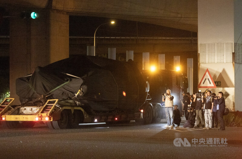 台灣對美採購的最後1批、28輛M1A2T戰車運抵台北港，於27日凌晨由民間大型拖板車運載駛離台北港，將轉運至位於新竹湖口的裝甲兵訓練指揮。圖為台北港外有不少媒體守候。中央社記者趙世勳攝　115年4月27日