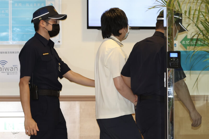 台積電2奈米洩密案27日上午宣判，圖為在押被告陳力銘（中）到法院聽判。中央社記者吳家昇攝　115年4月27日