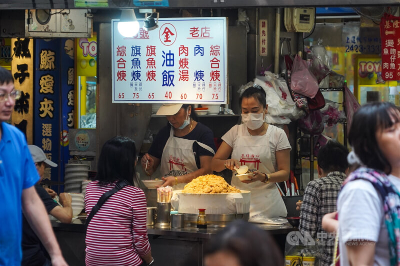 國發會27日公布3月景氣燈號，綜合判斷分數減少2分，下滑至39分，燈號續亮代表景氣熱絡的紅燈，呈現連4紅。圖為基隆夜市店家傍晚陸續出現用餐人潮。中央社記者裴禛攝　115年4月27日