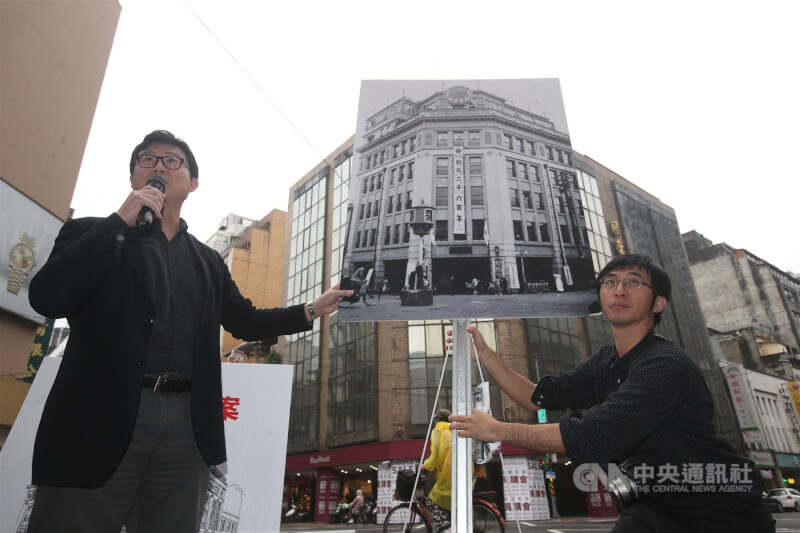 全台第一間百貨公司、比台南林百貨早2天開幕的「菊元百貨」，原先被台北市文資審議會評定為歷史建物，而非古蹟。時任民進黨立委姚文智（左）與文資團體2017年3月在菊元百貨前舉行記者會，希望北市府將菊元重新認定為市定古蹟。（中央社檔案照片）