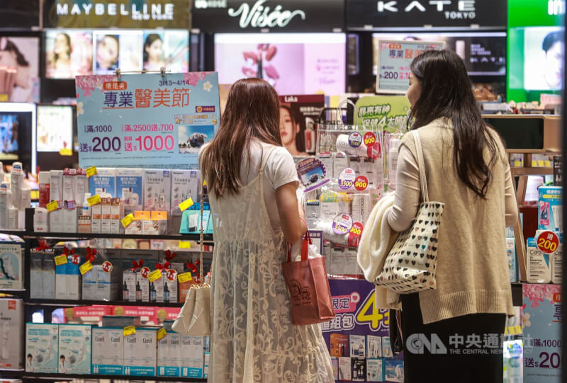 圖為民眾在藥妝店選購商品。（中央社檔案照片）