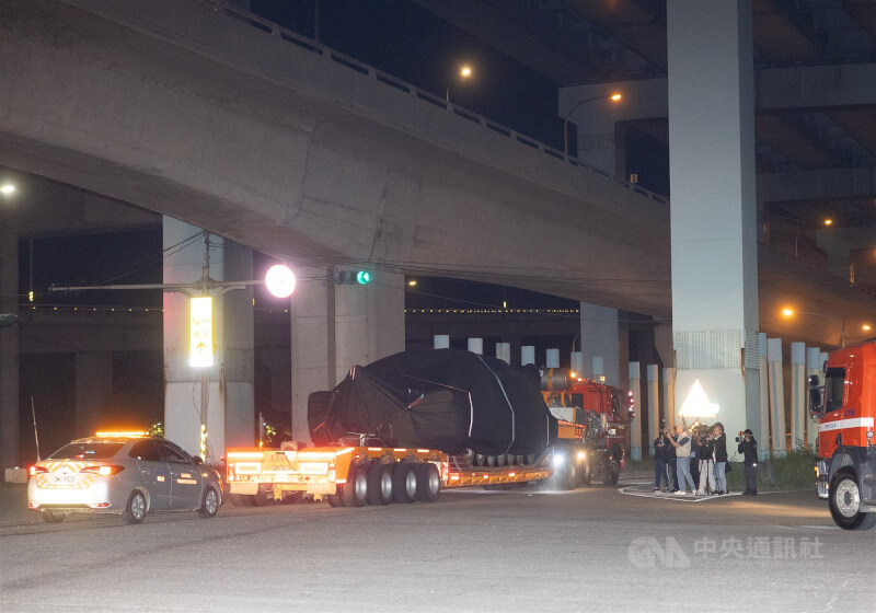 台灣對美採購的最後1批、28輛M1A2T戰車運抵台北港，多輛民間拖板車27日駛出台北港，板車上乘載被黑色防水布包裹的M1A2T戰車，並經由西濱快速道路轉運至新竹湖口的陸軍裝甲兵訓練指揮部。中央社記者趙世勳攝　115年4月27日