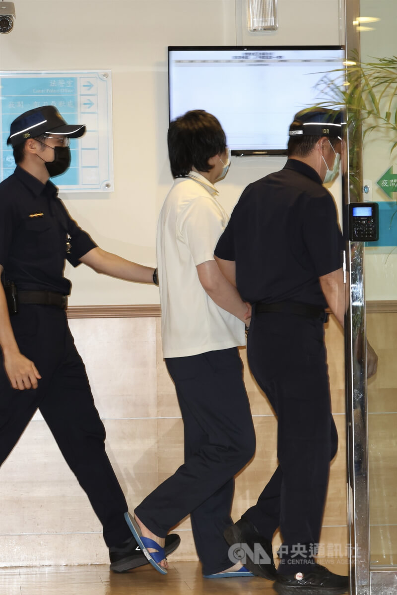 台積電2奈米洩密案27日上午宣判，在押的前台積電工程師陳力銘（中）由法警戒護出庭聽判。中央社記者吳家昇攝　115年4月27日