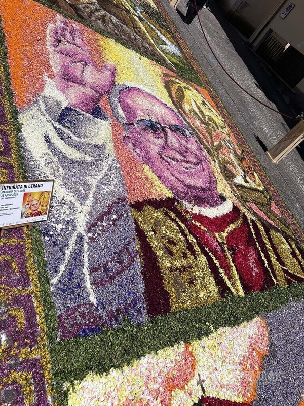 義大利傑拉諾花毯節今年一個創作主題是教宗良十四世，花毯節是以各色花瓣和葉片在地上鋪排成馬賽克般的藝術圖像。中央社記者黃雅詩傑拉諾攝　115年4月27日