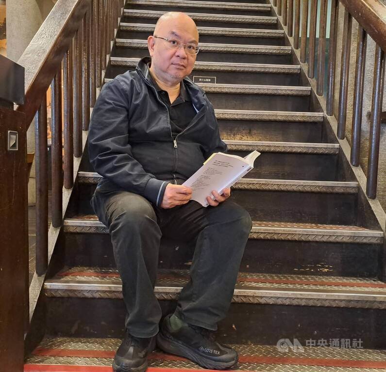 香港政治學者蔡子強受訪談他在台灣近期出版的新書「大人們的居所2」，書中記錄他造訪英法名人故居，藉此向牆內朋友傳遞「等待」與「希望」的信念。中央社記者陳鎧妤攝  115年4月27日