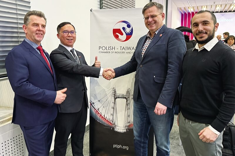 天傑科技總經理鄭如宏（左二）表示外貿協會的臺灣形象展，是中小企業打開海外市場的敲門磚。