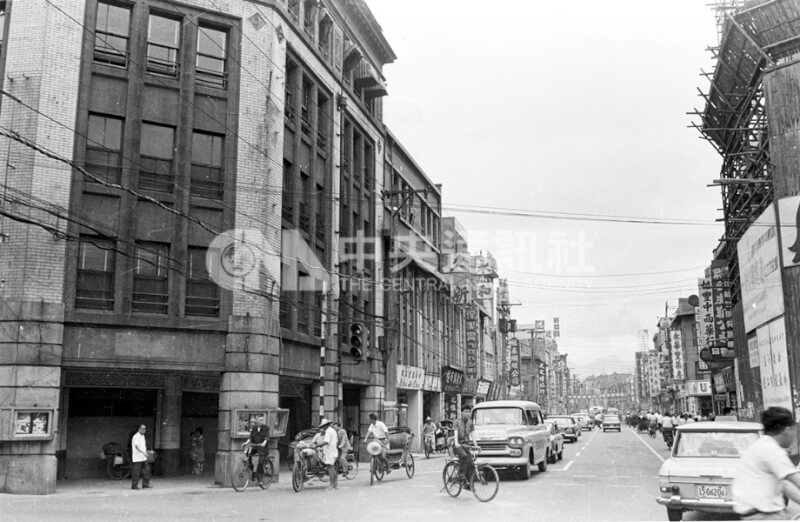 「菊元百貨」位於台北市衡陽路、博愛路口，圖為民國54年建物外觀與街景。（中央社檔案照片）