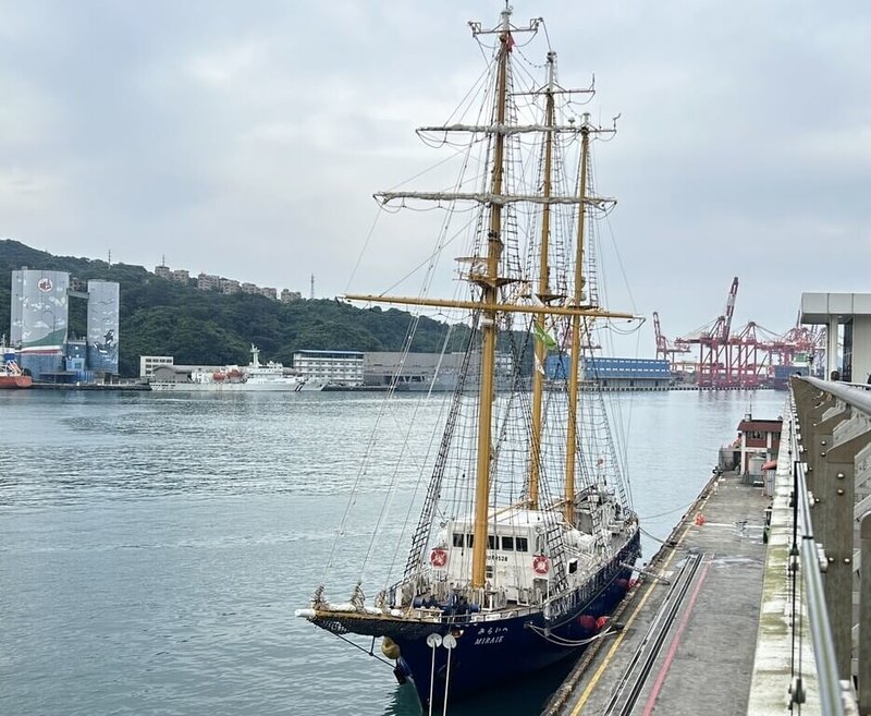 日籍3桅帆船「未來號」（Miraie）26日中午抵達基隆港東4碼頭，船身優美且充滿古典氣息，成為港區矚目焦點，預計停留到30日上午。（基隆港務分公司提供）中央社記者王朝鈺傳真　115年4月27日