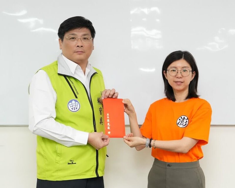 澎湖縣政府27日召開主管工作會報，會中由縣府旅遊處科長劉艾妮（右）報告「2025冬遊澎湖消費券活動」成果，副縣長林皆興（左）並頒贈獎勵金肯定。（澎湖縣政府提供）中央社  115年4月27日