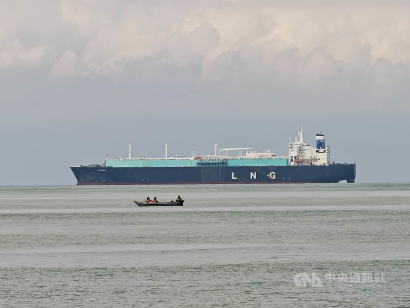 馬六甲海峽是東南亞能源運輸要道，位於馬來半島與印尼蘇門答臘島之間，全長約900公里，其中最窄航道僅約2.7公里寬，在這波荷莫茲海峽危機下也受到關注。圖為航經馬六甲海峽大型船隻。中央社記者黃自強吉隆坡攝　115年4月28日